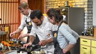 Familien-Kochduell – Familie Prantl (orange) gegen Familie Fröhlich (gelb) mit Steffen Henssler (Mitte)