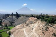 Leben mit Vulkanen – Sillar, das helle Vulkangestein, aus dem der historische Teil der Stadt erbaut wurde, wird auch heute noch in einigen Steinbrüchen in Arequipa abgebaut.