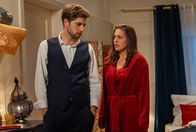 Sturm der Liebe – Maxi (Katharina Scheuba, r.) versucht verzweifelt, Henry (Elias Reichert, l.) von der Trennung abzubringen.