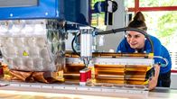 37°: Bock auf Ausbildung: Ohne Studium geht's auch – Eine von Annemaries Tätigkeiten im Betrieb: hochfrequenzschweißen von technischen Textilien.