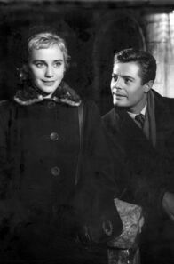 Weiße Nächte – Natalia (Maria Schell) und Mario (Marcello Mastroianni) lernen sich allabendlich immer besser kennen.