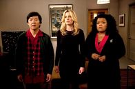 Community – Die Stimmung auf der Weihnachtsfeier ist auf dem Null-Punkt als Chang (Ken Jeong, l.), Britta (Gillian Jacobs, M.) und Shirley (Yvette Nicole Brown, r.) von der versauten Gruppenarbeit in Geschichte erfahren. Und dann taucht auch noch ein ungebetener Gast auf ...