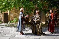 Große Mythen aufgedeckt – Von links nach rechts: Siegfried (Moritz Stephan) , König Gunther (Vinzenz Wagner) und Hagen (Carlo Kitzlinger): Nur auf den ersten Blick geht es im Epos um die Welt mächtiger Männer.