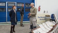 SOKO Wismar – Die Polizisten Katrin Börensen (Claudia Schmutzler, l.) und Lars Pöhlmann (Dominic Boeer, M.) haben ermittelt, dass es kurz vor Ulfs Tod das klärende Gespräch mit Kevin und seinem Vater gegeben hat. Die Bahnsens haben ihn also als Letzte gesehen. Oder haben sie sogar etwas mit seinem Tod zu tun? Vater Hajo Bahnsen (Thomas Wüpper, r.) zumindest verhält sich höchst unkooperativ.