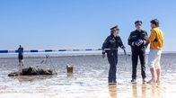 Freitag im Ersten: Mord oder Watt? – Wiebke (Antonia Bill, 3. v. re.) und Malte (Joshua Seelenbinder, Mitte) sind machtlos gegen den Pseudo-Kommissar Tim Seebach (Oliver Mommsen, re.), der sich sofort in die Ermittlungen einmischt.