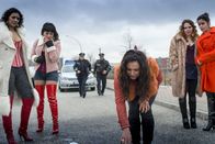 Notruf Hafenkante – Giovanna (Maja Maneiro, m.) musste mit ansehen, wie ihr Verlobter von einem Fahrzeug absichtlich überfahren wurde. Claudia (Janette Rauch, hinten links) und Tarik (Serhat Cokgezen, hinten rechts) wurden zum Unfallort gerufen.