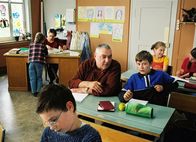 Sternenberg – Sternenberg Ältester Primarschüler der Schweiz: Mathias Gnädinger als Franz, Tim Bettermann als Joel (in der Schulbank)