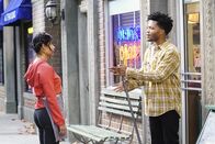 Superior Donuts – Sofia (Diane Guerrero, l.); Franco (Jermaine Fowler, r.)