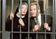 Um Himmels Willen – Hinter Gittern: Bürgermeister Wöller (Fritz Wepper, l.) und Schwester Lotte (Jutta Speidel, r.) werden Opfer eines Banküberfalls. Eingesperrt im Tresorraum der Bank warten sie verzweifelt auf Hilfe.