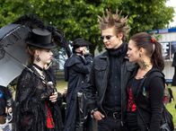 In aller Freundschaft – Roland Heilmann hat Jakob (Karsten Kühn, Mitte) verdonnert, auf die 16jährige Jasmin Röder (Anne Luise Tietz, links) aufzupassen, die das Leipziger Wave- und Gotiktreffen besucht. Jasmin ist gleich angetan von Jakob. Als Caro Strehle, Jakobs Freundin (Sandra S. Leonhard, rechts), jedoch plötzlich auftaucht, ist sie sichtlich enttäuscht.