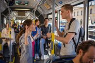 SOKO München – Katharina Hahn (Bianca Hein, hinten l.) und Dr. Weissenböck (Florian Odendahl, hinten r.) beobachten die Konversation der gehörlosen Felix Anzer (Til Schindler, r.) und Svenja Weber (Emilia von Heiseler, l.) im Bus.