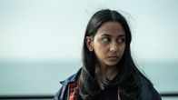 Killing Eve – Pam (Anjana Vasan) hat ihr altes Leben aufgegeben, um die nächste Killerin für die "Zwölf" zu werden. Nun hat sie eine wichtige Entscheidung zu treffen.