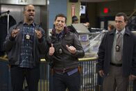 Brooklyn Nine-Nine – (v.l.n.r.) Stevie Schillens (Damon Wayans jr.); Jake Peralta (Andy Samberg); Charles Boyle (Joe Lo Truglio)