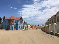 Verrückt nach Meer – Häuserzeile in Lüderitz, Namibia: Touristische Sehenswürdigkeiten sind einige gut erhaltene Gebäude aus der wilhelminischen Kaiserzeit, die im Jugendstil errichtet wurden.