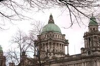 Stadt Land Kunst – Mit seiner bunt zusammengewürfelten Architektur aus viktorianischen Gebäuden und modernen Hochhäusern übt das Zentrum von Belfast auf irische Jugendliche und Reiselustige aus aller Welt eine geradezu magische Anziehungskraft aus.