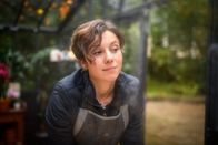 Sturm der Liebe – Eleni (Dorothée Neff) geht voll in ihrem geliebten alten Hobby auf.