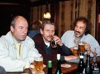 Tatort (SWR) – SWR Fernsehen TATORT: BIENZLE UND DER MORD IM PARK Uhr. Bienzle (Dietz Werner Steck, li.) macht sich Sorgen um seinen Kollegen Horlacher (Wolf-Dieter Spranger, Mitte). Der Polizist ist Alkoholiker und geht immer öfter in einschlägige Kneipen, wo er jedoch die Obdachlosen, die sich dort aufhalten, wie Mägerle (Martin Schleker), beschimpft und beleidigt.