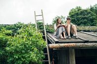 Märzengrund – Elias (Jakob Mader) und seine Schwester Rosi (Iris Unterberger), die Lehrerin werden möchte. Auch Elias will den elterlichen Hof verlassen ...