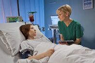In aller Freundschaft – Jessika Wendel (Isabel Bongard, links) hat ihre OP zwar gut überstanden, doch bekommt jetzt wegen des hohen Blutverlusts eine Transfusion. Es müsste Jessika bald wieder besser gehen, doch ihr Zustand verschlechtert sich. Sie hat starken Husten und ihr Fieber steigt. Dr. Kathrin Globisch (Andrea Kathrin Loewig) informiert Martin, den behandelnden Arzt.