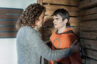 Der Bergdoktor – Rike (Regula Grauwiller, l.) fällt ein Stein vom Herzen! Ihr Sohn Lukas (Anton Andreew, r.) ist wieder da, nachdem er die ganze Nacht verschwunden war. Doch wo ist Martin? Weiß Lukas mehr?