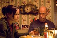 Juno – Ohne dass ihr Vater Mac (J.K. Simmons) davon weiß, geht Juno (Elliot Page) in eine Abtreibungsklinik.