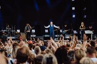 Kaisermania 2024 – ARD/MDR KAISERMANIA 2025, "Live aus Dresden" Uhr im ERSTEN. Die "Kaisermania" in Dresden ist eines der größten Musikevents Deutschlands und auch in diesem Jahr findet das Kultevent am Dresdner Elbufer statt. Der MDR ist natürlich live am 09.08.2025 dabei und überträgt das schon legendäre Konzert in voller Länge. Roland Kaiser