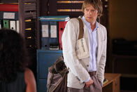 Death in Paradise – Unverhofft taucht der etwas kauzige aber liebenswerte DI Humphrey Goodman (Kris Marshall) auf und übernimmt den Posten von DI Richard Poole. Sein erster Fall: die Aufklärung des Mordes an seinem Vorgänger.