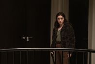 Two Weeks to Live – Kim (Maisie Williams) hat sich Zugang zum Haus des Gangsters verschaffen können und will nun Rache für den Mord an ihrem Vater. Dabei macht sie eine überraschende Entdeckung.