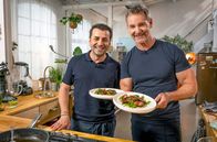 Einfach & köstlich – Ali Güngörmüş hat für seinen Gast Christian Henze einen bunten Bohnensalat gekocht, zu dem er zarte Rinderstreifen gebraten hat.