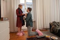 Dating Alarm – Kaum hat sich Hannah (Friederike Kempter, l.) ernsthaft verliebt, da machen ihr auch schon ihre diversen Liebschaften (August Wittgenstein, r.) mehr oder weniger interessante Heiratsanträge ...