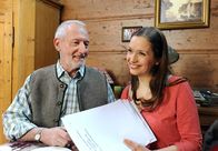 Sturm der Liebe – ARD STURM DER LIEBE FOLGE 1305 Uhr im ERSTEN. Während Eva (Uta Kargel, r.) eine Kurzbiorgrafie für den Verlag verfasst, erzählt ihr Alfons (Sepp Schauer, l.) von seinem Halbbruder Gustl.