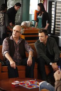 Community – Familientag am Greendale Community College: Pierce (Chevy Chase, l.) versucht die Beziehung zu seiner Stieftochter zu verbessern und bittet deshalb Jeff (Joel McHale, r.) um Hilfe. Doch ist das eine gute Idee?; Familientag am Greendale Community College: Pierce (Chevy Chase, l.) versucht die Beziehung zu seiner Stieftochter zu verbessern und bittet deshalb Jeff (Joel McHale, r.) um Hilfe. Doch ist das eine gute Idee?