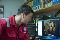 Deepwater Horizon – Felicia Williams (Kate Hudson, r.) ahnt bei dem Telefonat mit ihrem Mann Mike (Mark Wahlberg, l.) nicht, dass die Ölplattform auf der er arbeitet schon bald in Flammen aufgehen wird ...