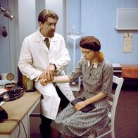 Cyankali – Hete Fent (Renate Krößner) bei Dr. Möller (Heinz Behrens).