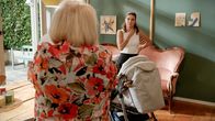 Rote Rosen – Valerie (Maike Johanna Reuter r.) kann es nicht fassen, dass Gisela (Martina Eitner-Acheampong l.) sie so lange belogen hat, wer ihr Vater ist...