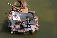 Stilles Tal – Thomas Stille (Wolfgang Stumph, li.) und Konrad Huberty (Robert Atzorn) warten auf der Ruine des Gasthofes auf Rettung. Als der Hubschrauber kommt, lässt Stille Huberty den Vortritt.