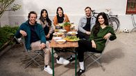 Checker Tobi – Checker Tobi (links) mit Devaki, Hami, Feri und Nava, die ihm zeigen, welche Gerichte sie mit ihrer Heimat verbinden.