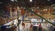 Fabriken der Superlative – Gibson Guitars hanging above the factory floor. (National Geographic/Alex Macdonald)