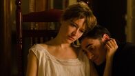 Grand Hotel – Belén (Marta Larralde, l.); Andrés (Llorenç González, r.)