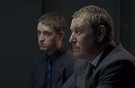 Inspector Barnaby – Inspector Barnaby (John Nettles, r.) und Sergeant Troy (Daniel Casey, l.) kommen einem alten Verbrechen auf die Spur.