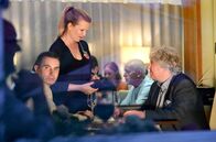 WaPo Bodensee – Während Barkeeperin Evelyn Streek (Aline Hochscheid, M.) mit dem Juwelier Robert Karl (Peter Nix, r.) flirtet, fühlt sich Schmuckhändler Florian Arlen (Carsten Strauch, l.) beobachtet.