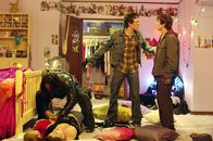 Hostage - Entführt – Die drei Jugendlichen Dennis (Jonathan Tucker, M.), sein Bruder Kevin (Marshall Allman, r.) und Mars (Ben Foster, l.) brechen in die Villa des reichen Mister Smith ein und nehmen dessen Kinder als Geiseln ...