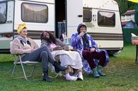 Kennt ihr euch? – Sara (Victoria Findlay), Jo (Jobel Mokonzi) und Tim (Paul Lux) am Morgen vor dem Wohnwagen.
