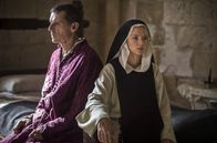 Benedetta – Nachdem Benedetta (Virginie Efira) zur Äbtissin des Klosters ernannt wurde, beginnt ein Machtkampf um Glaube und Wahrheit, in den sich auch der Gesandte des Papstes (Lambert Wilson) einmischt.