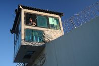 Lockdown - Hinter Gittern – Der Schützenturm auf der C-Werft. Das Gewehr des Richtschützen enthält die einzige scharfe Munition auf der Werft.