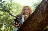 Der Buschpilot – Charlotte (Catherine Deneuve) beobachtet Victor, der versucht, sie vor den Gefahren der afrikanischen Wildnis zu schützen.