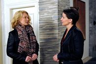 Rote Rosen – ARD ROTE ROSEN FOLGE 1714 Uhr im ERSTEN. Tine (Maike Bollow, l.) ist peinlich berührt, als sie mit Rahel (Svenja Beneke, r.) spricht und sich ihr Misstrauen gegenüber Malte als unberechtigt herausstellt.