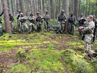 Servus Reportage – Die Rangeranwärter bei Übungen im Wald während "US-Army Ranger in Österreich - Die härteste Ausbildung der Welt" am 09. März 2023, Österreich.