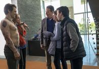 Why Him? – Als Ned (Bryan Cranston, M.), Barb (Megan Mullally, 2.v.r) und Scotty (Griffin Gluck, r.) nach Kalifornien reisen, um Stephanie (Zoey Deutch, 2.v.l.) zu besuchen, treffen sie das erste Mal auf deren neue Freund, den Internet-Milliardären Laird (James Franco, l.). Und sie sind nicht alle begeistert von ihm ...