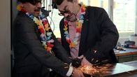 All In – Uwe (Heiko Pinkowski, re.) befreit Jamu (Daniel Popat, li.) von den Handschellen.